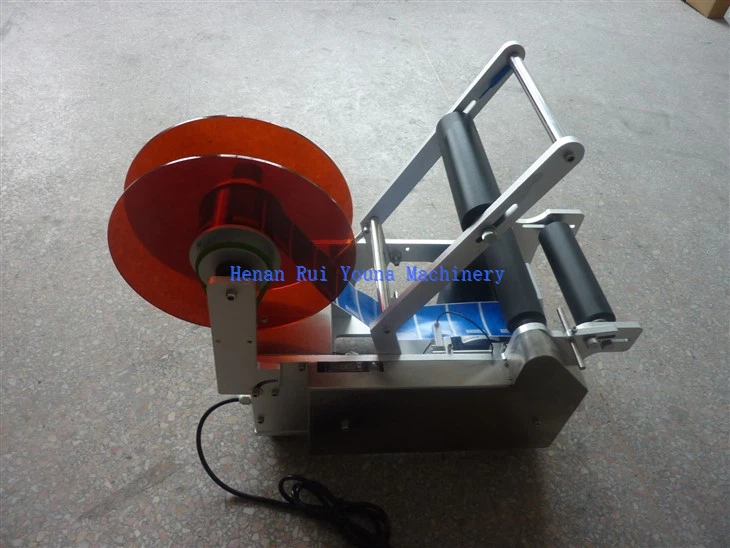 Étiqueteuse semi-automatique pour bouteilles rondes
